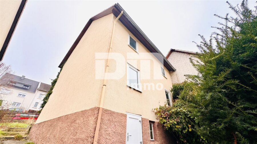 (R)eserviert!Sanierungsbedürftiges Einfamilienhaus + Doppelgarage in gesuchter Lage - Seitenansicht / Rückansicht